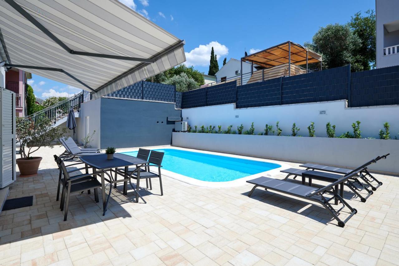Nela & Sara - 2 Apartments With Heated Swimming Pool Seget Vranjica Ngoại thất bức ảnh