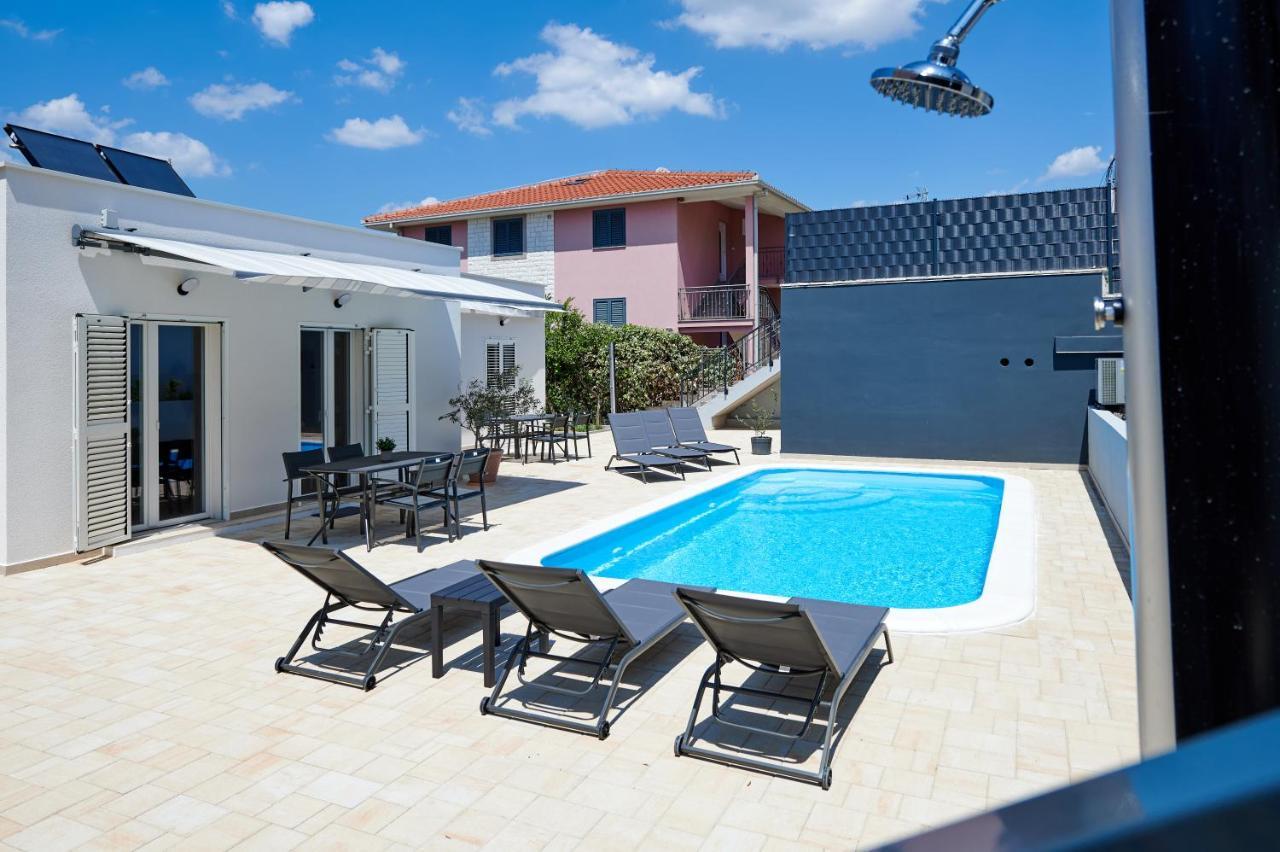 Nela & Sara - 2 Apartments With Heated Swimming Pool Seget Vranjica Ngoại thất bức ảnh
